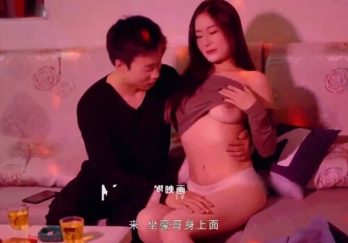 dit-em-gai-cuc-dam-karaoke-om-trong-phong-sung-suong