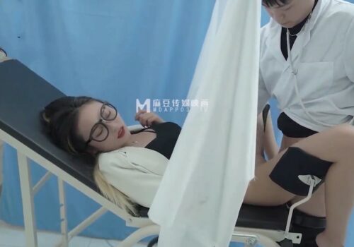 ten-bac-si-phu-khoa-bien-thai-va-nu-benh-nhan-xinh-dep